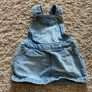 Adorable denim overall baby romper with ruffle bottom VGUC Old Navy 0-3 months